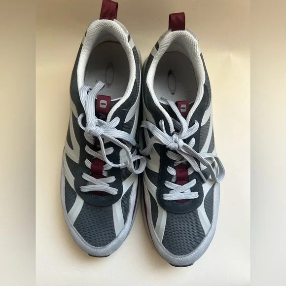 Oakley Men's Gray and Burgundy Sneakers